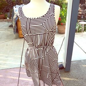 Short black/white sleeveless dress